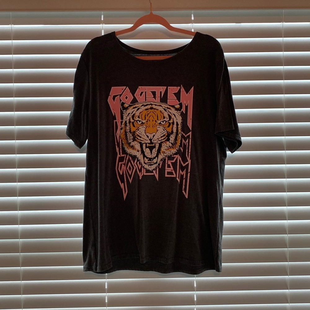 Tiger graphicโ crew neck t shirt